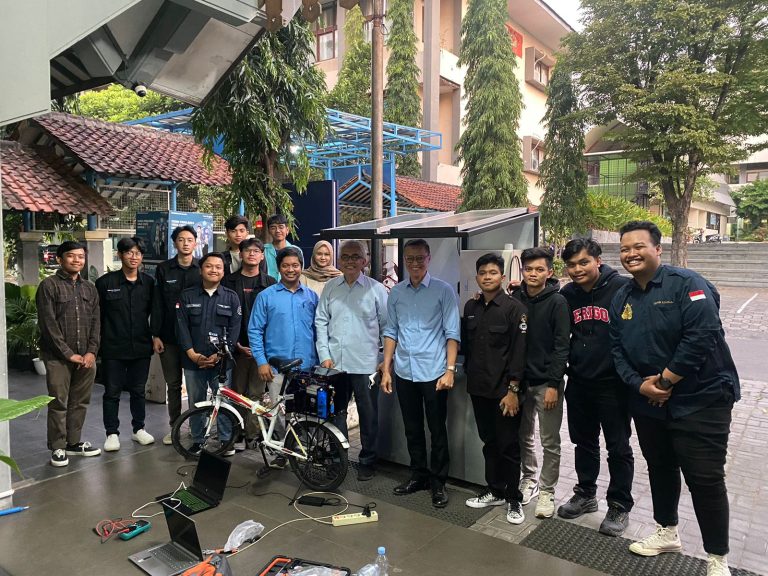 Tim Hibah MKBM "Baskara Team" berfoto Bersama Dekan, Wakil Dekan Bidang 1 FT UNS, dan Dosen Pembimbing