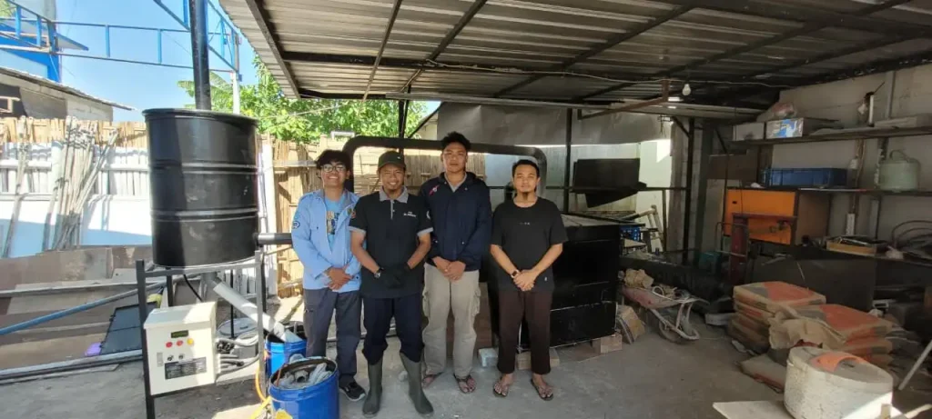 Tim PKM Teknik Elektro UNS Solo menghadirkan inovasi incinerator ramah lingkungan untuk pengelolaan sampah di Pondok Pesantren Hubbul Khoir, Kabupaten Sukoharjo. (Istimewa)