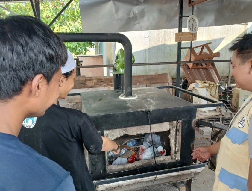 Tim PKM Teknik Elektro UNS Solo menghadirkan inovasi incinerator ramah lingkungan untuk pengelolaan sampah di Pondok Pesantren Hubbul Khoir, Kabupaten Sukoharjo. (Istimewa)